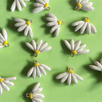 CC10 - Daisy Flower Charm